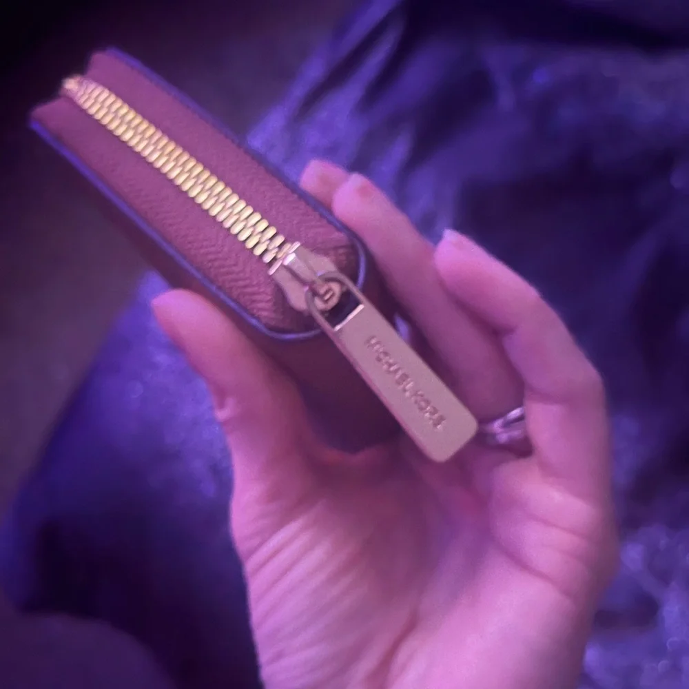 Nice Michael Kors Brown Saffiano Leather Zip Around Wallet! - Picture 4 of 14